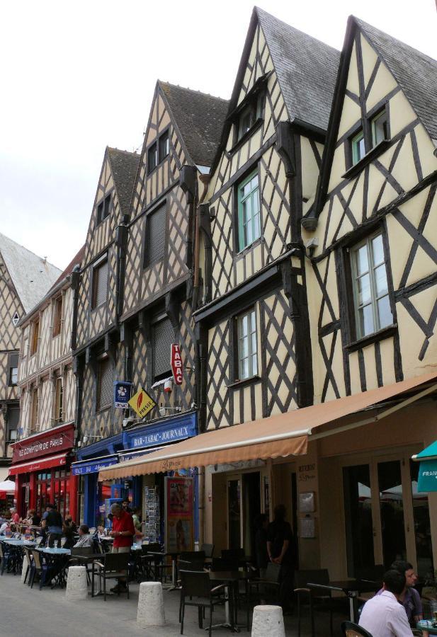 La Tour De Beurre- Appartement Lumineux Et Spacieux Bourges Esterno foto